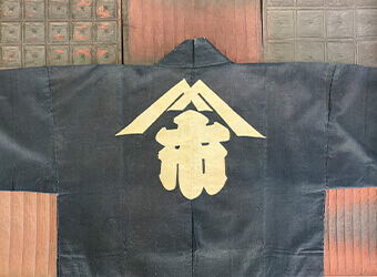 「入り山形紋に市の文様」の法被